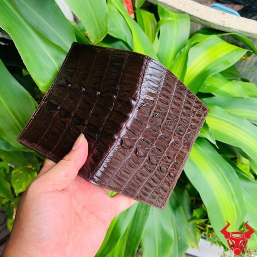 Chiếc ví đứng 1M da cá sấu gai lưng cao cấp, thiết kế thời trang, biểu tượng của sự thành đạt và đẳng cấp.