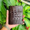 Một chiếc ví đứng 1M da cá sấu gai lưng sang trọng, thiết kế thời trang, thể hiện đẳng cấp và phong cách cao cấp.