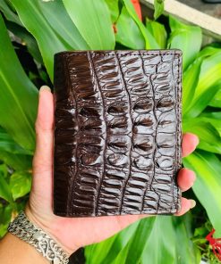 Một chiếc ví đứng 1M da cá sấu gai lưng sang trọng, thiết kế thời trang, thể hiện đẳng cấp và phong cách cao cấp.