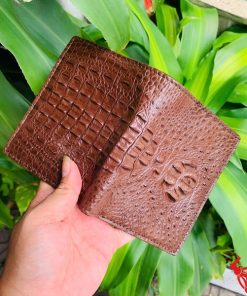 Chiếc ví da cá sấu nguyên con nâu đỏ đậm cao cấp, thiết kế thời trang, biểu tượng của sự thành đạt và đẳng cấp.