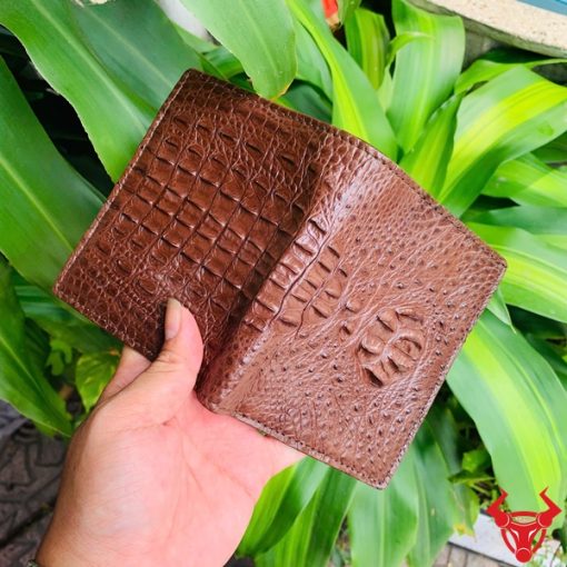 Chiếc ví da cá sấu nguyên con nâu đỏ đậm cao cấp, thiết kế thời trang, biểu tượng của sự thành đạt và đẳng cấp.