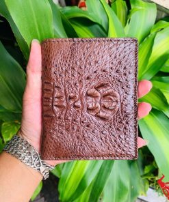 Một chiếc ví da cá sấu nguyên con màu nâu đỏ đậm sang trọng, thiết kế thời trang, thể hiện đẳng cấp và phong cách cao cấp.