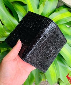 Chiếc ví đứng da cá sấu nguyên con cao cấp, thiết kế thời trang, biểu tượng của sự thành đạt và đẳng cấp.