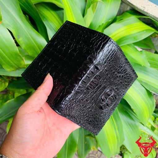 Chiếc ví đứng da cá sấu nguyên con cao cấp, thiết kế thời trang, biểu tượng của sự thành đạt và đẳng cấp.