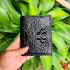 Một chiếc ví đứng da cá sấu nguyên con sang trọng, thiết kế thời trang, thể hiện đẳng cấp và phong cách cao cấp.