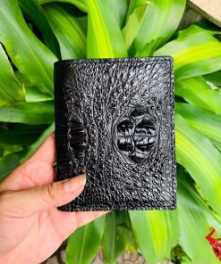 Một chiếc ví đứng da cá sấu nguyên con sang trọng, thiết kế thời trang, thể hiện đẳng cấp và phong cách cao cấp.