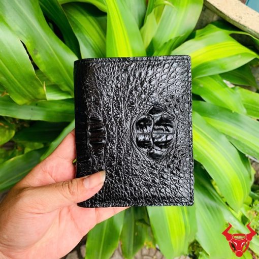 Một chiếc ví đứng da cá sấu nguyên con sang trọng, thiết kế thời trang, thể hiện đẳng cấp và phong cách cao cấp.
