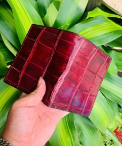 Chiếc ví da bụng cá sấu màu đỏ cao cấp, thiết kế thời trang, biểu tượng của sự thành đạt và sang trọng.