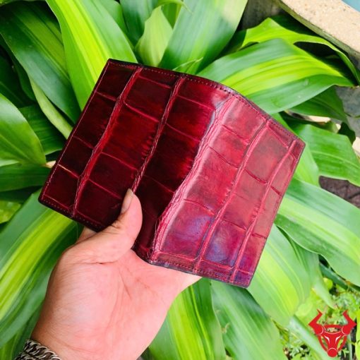 Chiếc ví da bụng cá sấu màu đỏ cao cấp, thiết kế thời trang, biểu tượng của sự thành đạt và sang trọng.