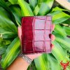 Một chiếc ví form đứng da bụng cá sấu màu đỏ sang trọng, thiết kế thời trang, thể hiện đẳng cấp và phong cách cao cấp.