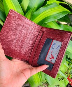 Ví form đứng da bụng cá sấu màu đỏ, biểu tượng thời trang cao cấp, thiết kế đẳng cấp.