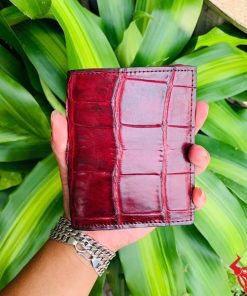 Một chiếc ví form đứng da bụng cá sấu màu đỏ sang trọng, thiết kế thời trang, thể hiện đẳng cấp và phong cách cao cấp.