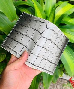 Ví da cá sấu trắng phối vân đen VJA8, đại diện cho thời trang và đẳng cấp.