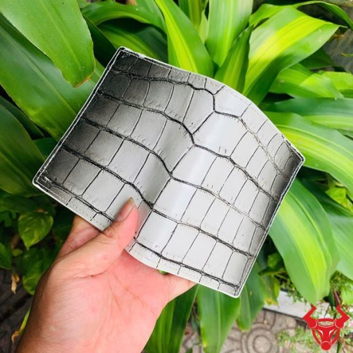 Ví da cá sấu trắng phối vân đen VJA8, đại diện cho thời trang và đẳng cấp.