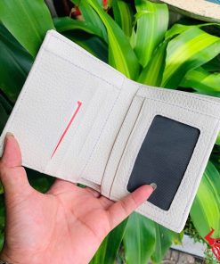 Chiếc ví da bụng cá sấu trắng phối đen, thể hiện phong cách thời trang đỉnh cao.