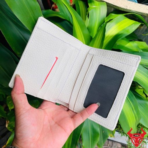 Chiếc ví da bụng cá sấu trắng phối đen, thể hiện phong cách thời trang đỉnh cao.