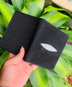 Ví đứng nam làm từ da cá đuối thật, bề mặt hạt sang trọng và bền bỉ.