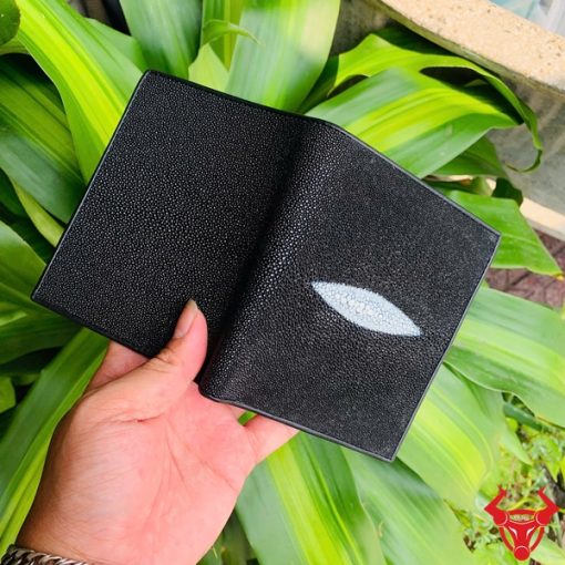 Ví đứng nam làm từ da cá đuối thật, bề mặt hạt sang trọng và bền bỉ.