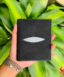 Ví da cá đuối nam form đứng VJA17 màu đen, nổi bật mắt ngọc giữa ví.