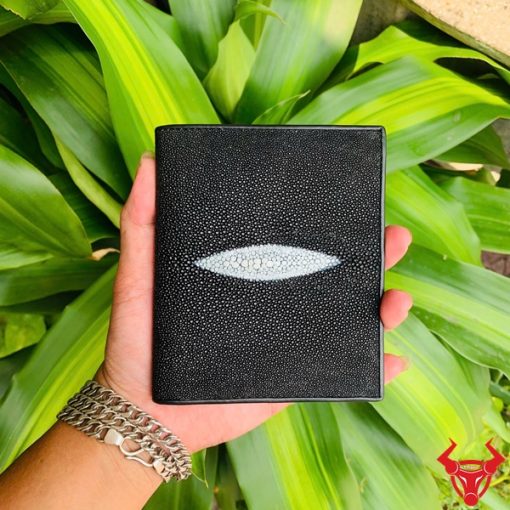 Ví da cá đuối nam form đứng VJA17 màu đen, nổi bật mắt ngọc giữa ví.