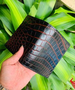 Ví nam đứng da cá sấu đen vân đỏ sang trọng, tinh xảo thủ công.