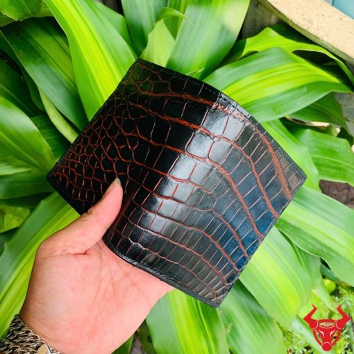 Ví nam đứng da cá sấu đen vân đỏ sang trọng, tinh xảo thủ công.