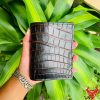 Ví da cá sấu đứng màu đen vân đỏ mạnh mẽ và thời thượng.