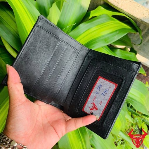 Ví đứng da cá sấu màu đen phối đỏ, đậm chất thời trang cao cấp.