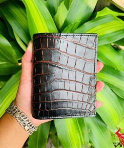 Ví da cá sấu đứng màu đen vân đỏ mạnh mẽ và thời thượng.