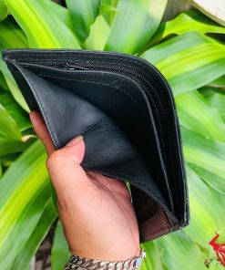 Ví nam cao cấp làm từ da cá sấu thật, sang trọng và lịch thiệp.