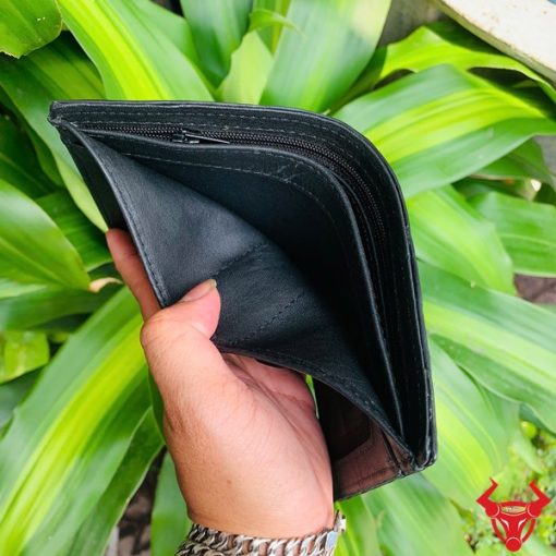 Ví nam cao cấp làm từ da cá sấu thật, sang trọng và lịch thiệp.
