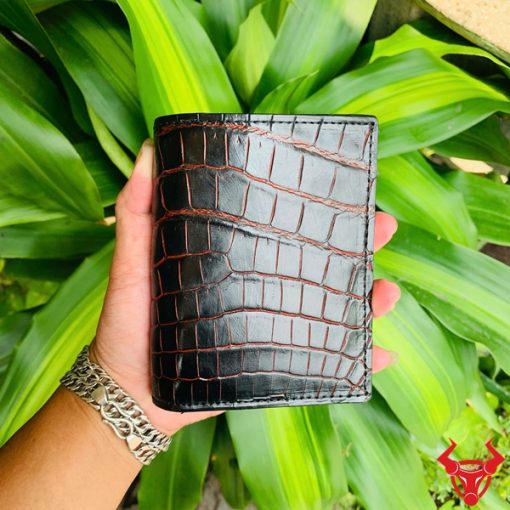 Ví da cá sấu đứng màu đen vân đỏ mạnh mẽ và thời thượng.