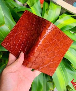 Ví da cá sấu nâu đỏ VJA8, đại diện cho thời trang và đẳng cấp.