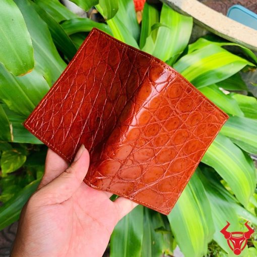 Ví da cá sấu nâu đỏ VJA8, đại diện cho thời trang và đẳng cấp.