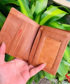 Chiếc ví da cá sấu nâu đỏ, thể hiện phong cách thời trang đỉnh cao.