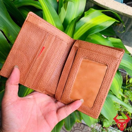 Chiếc ví da cá sấu nâu đỏ, thể hiện phong cách thời trang đỉnh cao.