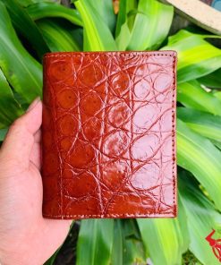 Chiếc ví nam form đứng da cá sấu nâu đỏ, biểu tượng của sự cao cấp và thời trang.