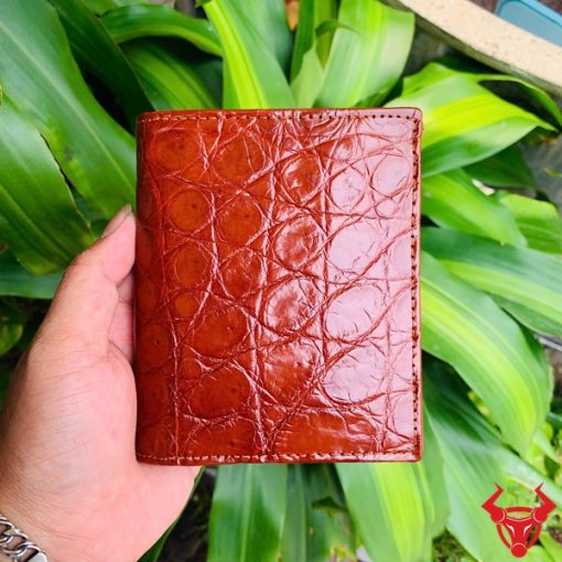 Chiếc ví nam form đứng da cá sấu nâu đỏ, biểu tượng của sự cao cấp và thời trang.