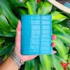 Một chiếc ví da cá sấu màu xanh lam sang trọng, thiết kế thời trang, đẳng cấp, phù hợp cho người yêu thích phong cách cao cấp.