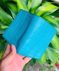 Chiếc ví da cá sấu xanh lam cao cấp, thiết kế thời trang, biểu tượng của sự thành đạt và đẳng cấp.