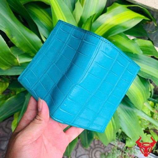Chiếc ví da cá sấu xanh lam cao cấp, thiết kế thời trang, biểu tượng của sự thành đạt và đẳng cấp.