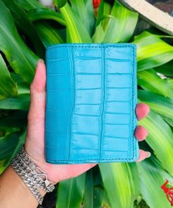 Một chiếc ví da cá sấu màu xanh lam sang trọng, thiết kế thời trang, đẳng cấp, phù hợp cho người yêu thích phong cách cao cấp.