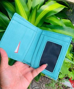 Ví da cá sấu xanh lam, biểu tượng thời trang cao cấp, thiết kế đẳng cấp.