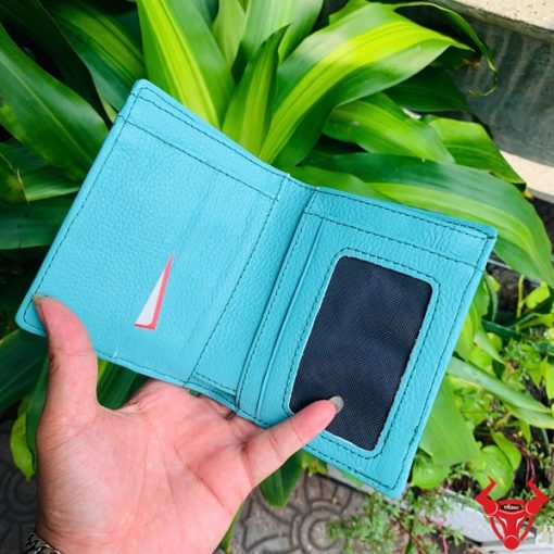 Ví da cá sấu xanh lam, biểu tượng thời trang cao cấp, thiết kế đẳng cấp.
