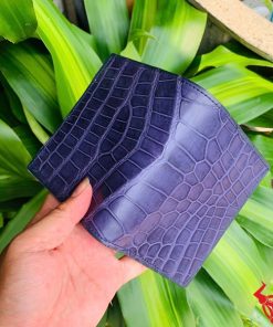 Chiếc ví da cá sấu xanh navy, biểu tượng của sự cao cấp và thời trang.