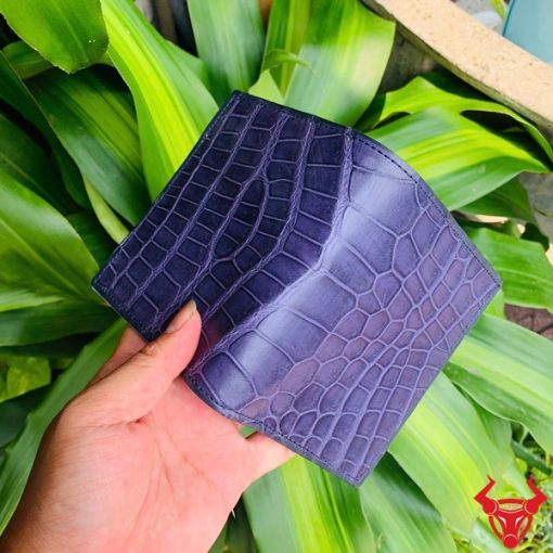 Chiếc ví da cá sấu xanh navy, biểu tượng của sự cao cấp và thời trang.