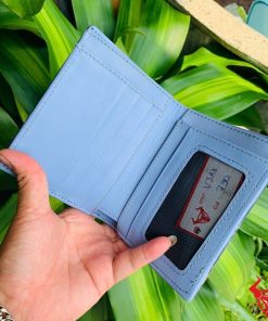 Ví nam da cá sấu xanh navy, đại diện cho thời trang và đẳng cấp.