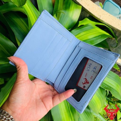 Ví nam da cá sấu xanh navy, đại diện cho thời trang và đẳng cấp.