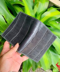 Chiếc ví da cá sấu màu xám cao cấp, thiết kế thời trang, biểu tượng của sự thành đạt và đẳng cấp.