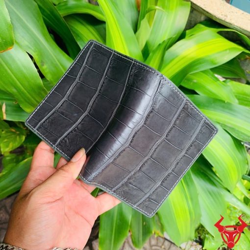 Chiếc ví da cá sấu màu xám cao cấp, thiết kế thời trang, biểu tượng của sự thành đạt và đẳng cấp.
